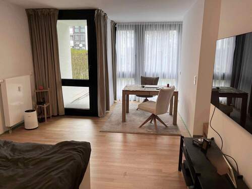 Wohn-/Schlafbereich - Zerzabelshof – Sehr hübsche, renovierte 1,5 ZW mit Terrasse, Einbauküche und Tiefgaragen-Duplexparker