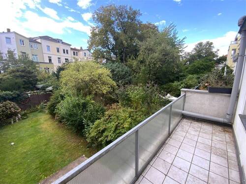 Blick auf die rückseitigen Gärten - Viertel-Liebhaber aufgepasst : 1 grosses Zimmer mit Balkon und Blick ins Grüne freut sich auf Sie ! Ideal für eine alleinstehende Person