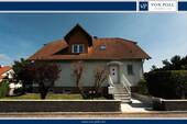 Titelbild - Elegantes Einfamilienhaus mit viel Platz und traumhaftem Garten - Idylle trifft Qualität
