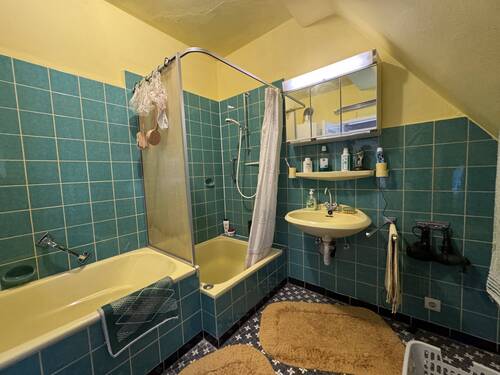 Bad mit Badewanne und Dusche - 
