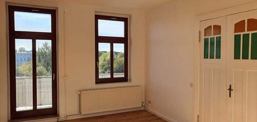 Wohnzimmer-Blick auf Balkon - Etagenwohnung mit 120,00 m&sup2; in Stralsund zur Miete