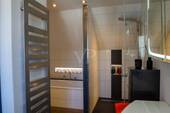 Bad mit Dusche und Wanne - 