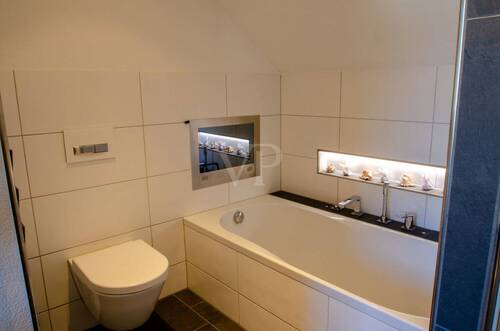 Wanne mit TV und WC - 
