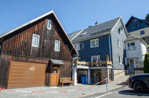 Ansicht Garage und Haus - 7 Zimmer Doppelhaushälfte zum Kaufen in Masserberg / Fehrenbach
