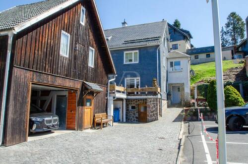 Blick von Einfahrt - Doppelhaushälfte mit 160,00 m&sup2; in Masserberg / Fehrenbach zum Kaufen
