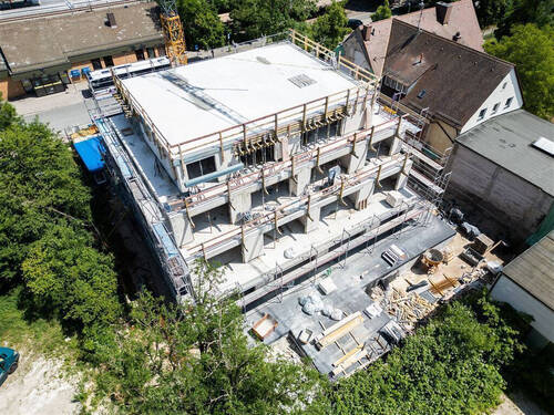 Ansicht Süd-West - 4 Zimmer Erdgeschosswohnung mit Terrasse und eigenem Garten in zentraler Lage von Feucht - KfW Förderung möglich Effizienzhaus 40