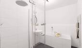 Modern gefliestes Badezimmer mit bodengleicher Dusche und Badewanne - 