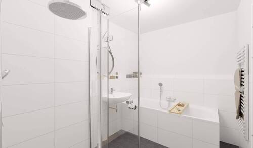 Modern gefliestes Badezimmer mit bodengleicher Dusche und Badewanne - 