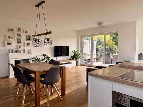 Heller Wohn- Essbereich mit Zugang zur Terrasse - Moderne 4-Zimmer-Gartenwohnung mit Süd-Ausrichtung und hochwertiger Ausstattung