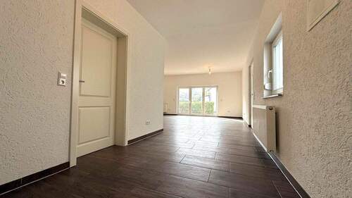 Anbau_Eingang - 8 Zimmer Einfamilienhaus in Landau