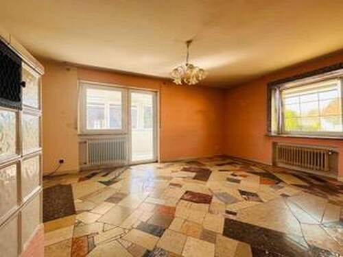 Wohnzimmer mit Kachelofen OG - Etagenwohnung mit 128,50 m&sup2; in Baden-Baden zum Kaufen