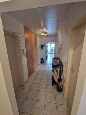 Flur - Etagenwohnung mit 84,30 m&sup2; in Feuchtwangen zum Kaufen