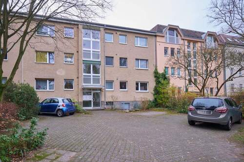 Außenansicht - Komfortable 2-Zimmer-Wohnung im Hochparterre mit eigenem Stellplatz