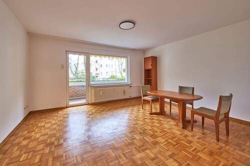 Wohnzimmer mit Balkon - 2 Zimmer Etagenwohnung in Berlin