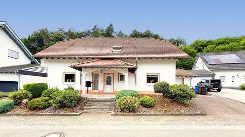 Vorderseite - Großzügiges Einfamilienhaus mit Wintergarten, Kamin & Garten in Waldrandlage - provisionsfrei