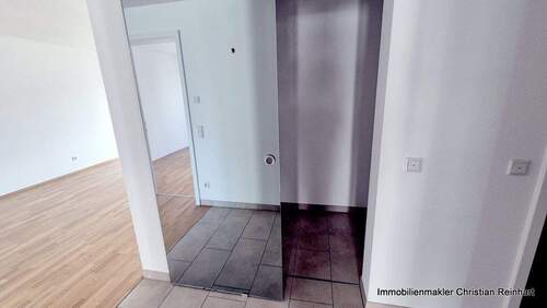 10 Flur mit Abstellraum.jpg - 