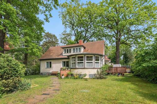 Vorderansicht Haus - Zeitloser Charme auf großzügigem Naturgrundstück - Eine seltene Gelegenheit in bester Lage