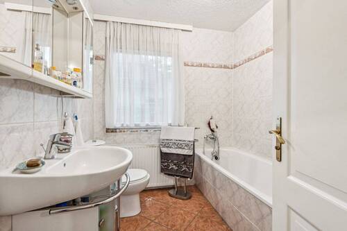 Wannenbad im Erdgeschoß - 