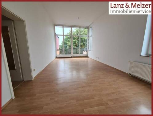 großes Wohnzimmer mit... - 2 Zimmer Etagenwohnung in Potsdam / OT Fahrland