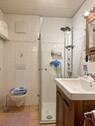 Badübersicht mit Dusche, Waschtisch und WC - 