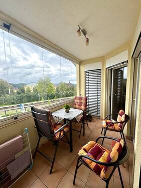 Balkon bzw. verglaste Loggia (Glaselemente lassen sich öffnen) - 