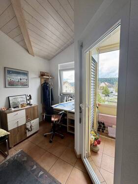 Schreibtischplatz im Schlafzimmer mit Zugang auf Balkon/Loggia - 