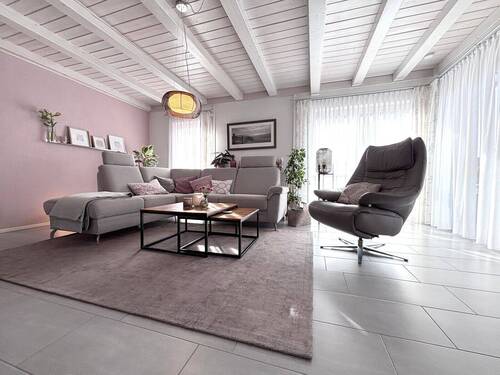 Wohnzimmer - 7 Zimmer Einfamilienhaus zum Kaufen in Homberg (Ohm)