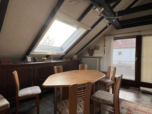 Wohnzimmer im DG mit Zugang zur Loggia - 