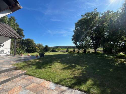 großzügig angelegte Terrasse mit Blick auf die Felder - Einfamilienhaus mit 173,00 m&sup2; in Heßdorf zum Kaufen