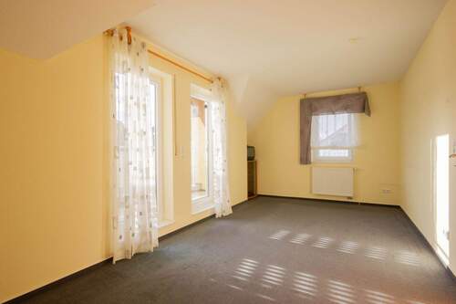 Schlafzimmer mit Zugang zum Balkon - 