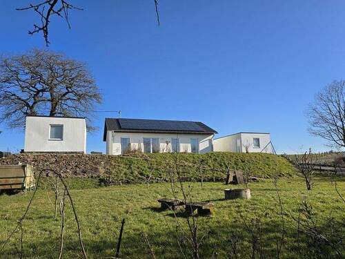 Ansicht hinten 2 - Neuwertiger Bungalow (Energie A-Plus) mit zwei sehr großen Garagen in idyllischer Ortsrandlage!