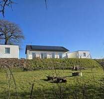 Modernes Wohnen auf einer Ebene - Neuwertiger Bungalow mit Photovoltaik, zwei Garagen - Ortsrandlage - Seinsfeld