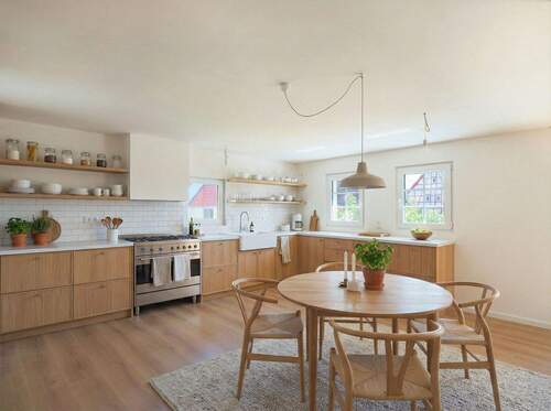 Küche und Essbereich mit viel Stauraum (Visualisiert) - 