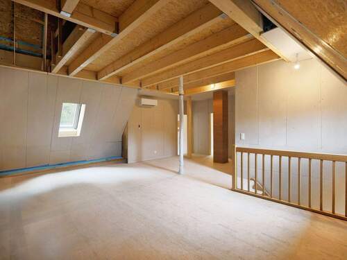 Vielfältig gestaltbarer Raum im ausgebauten Dachgeschoss mit Bühnenzugang - 