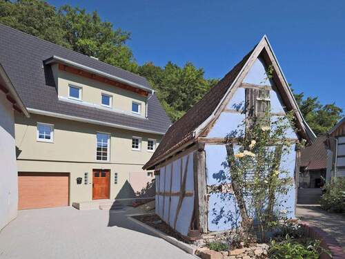 Hauseingang mit Garage, Stellplatz und charmantem Fachwerkhäuschen - 6 Zimmer Einfamilienhaus in Mönsheim
