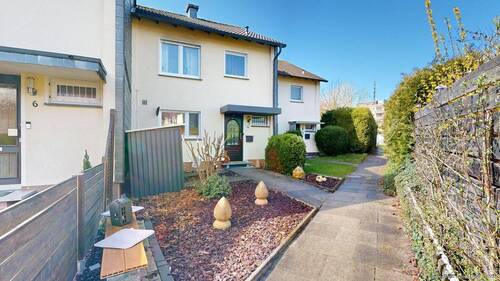 Hausansicht von vorne mit Vorgarten - 