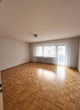 Wohnzimmer - Etagenwohnung mit 75,60 m&sup2; in Karlsruhe zum Kaufen