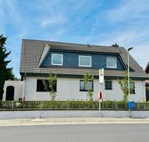 Renovierungsbedürftiges Ein-Zweifamilienhaus in Toplage von Meerbusch-Strümp mit Traumgrundstück