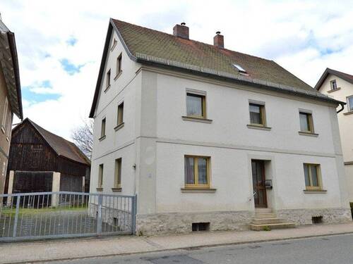 Hausansicht Straßenseite mit Haupteingang und Toreinfahrt zum Grundstück - 6 Zimmer Einfamilienhaus zum Kaufen in Weidenberg