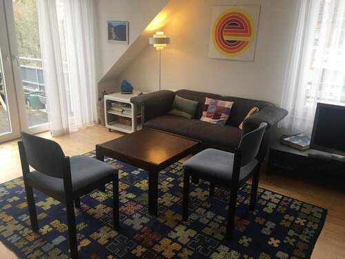 Wohnzimmer mit Balkon (links) - 3 Zimmer Etagenwohnung in Kaarst
