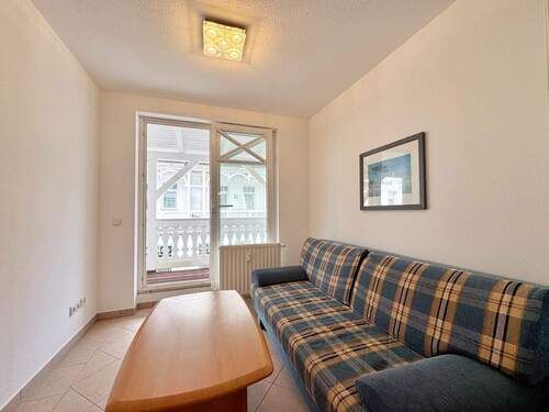 Wohnbereich mit Balkonzugang - 2 Zimmer Etagenwohnung zum Kaufen in Binz