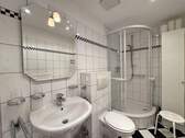 Badezimmer mit Dusche - 
