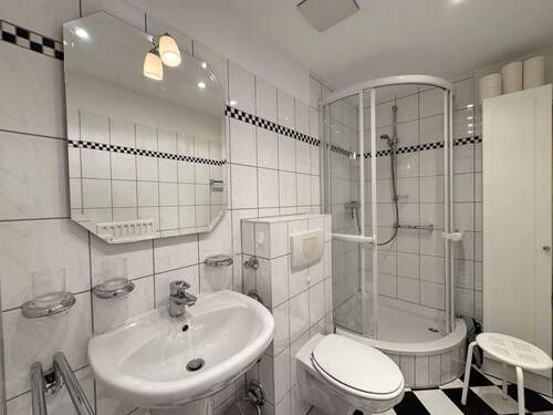 Badezimmer mit Dusche - 