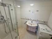 Badezimmer mit Waschmaschinenstellplatz - 
