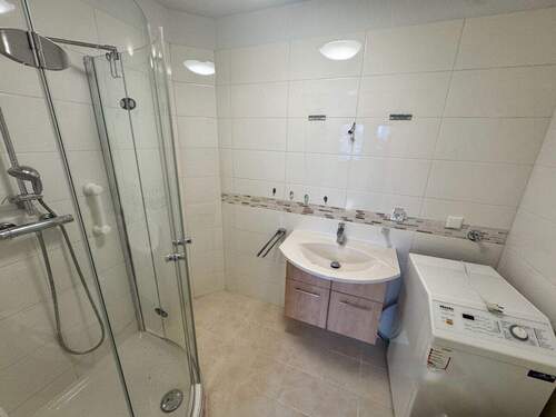 Badezimmer mit Waschmaschinenstellplatz - 