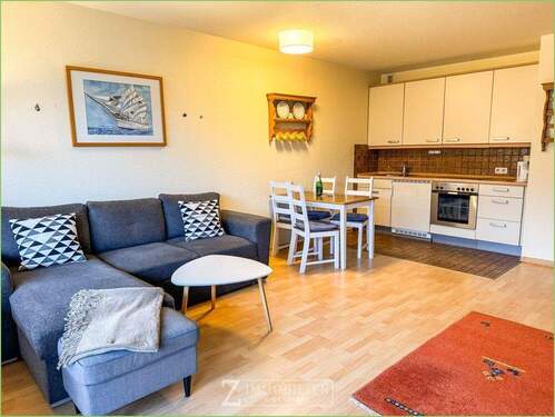 Wohnzimmer mit offener Küche - 