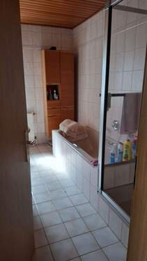 EG Bad mit Wanne/Dusche/Fenster - 