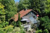 Ansicht Haus - Pferdeliebhaber aufgepasst! Idyllisches Anwesen mit Holzblockhaus, Stallungen, Paddock & Weideland