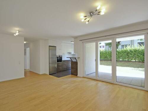 Offener Wohn-und Essbereich mit Zugang zur Terrasse - Moderne 3,5-Zimmer-Wohnung mit Terrasse und großem Garten