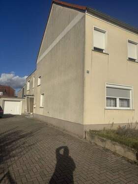 Auffahrt - 9 Zimmer Doppelhaushälfte zum Kaufen in Tangermünde